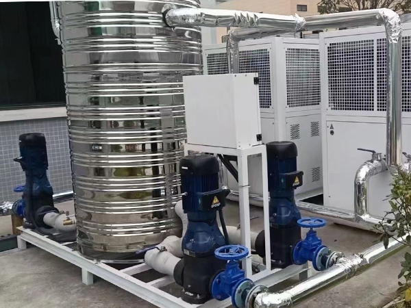 Se il serbatoio dell'acqua incorporato è necessario per il refrigeratore industriale