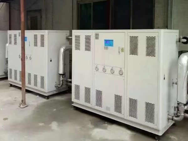 Come scegliere il refrigeratore a scorrimento raffreddato ad acqua e il refrigeratore a vite raffreddato ad acqua