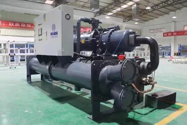 Chiller a frequenza variabile e chiller a frequenza fissa: quale è più adatto al vostro processo?